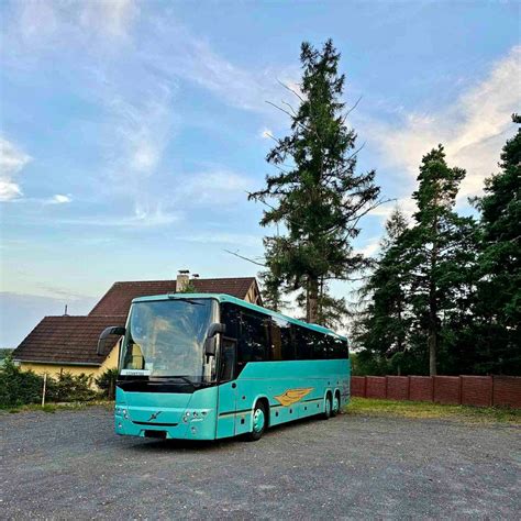 Teminė nuotrauka: modernus autobusiukas su vairuotoju