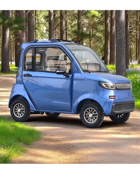 Mini automobilis stovintis prie miesto gatvės