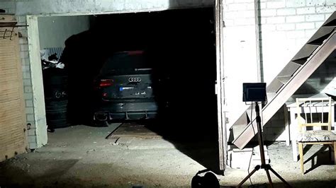 Tematinė nuotrauka: automobilis garaže žiemą