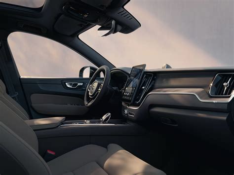 Volvo XC60 modelio nuotrauka, demonstruojanti skandinavišką dizainą ir eleganciją