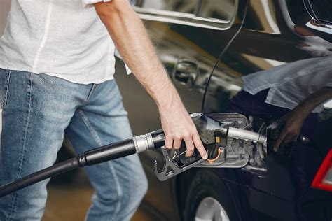 Automobilio kuro bakas ir degalų įpylimo procesas