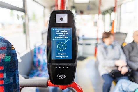 Teminis viešojo transporto autobuso ar troleibuso interjero nuotrauka su sėdinčiais keleiviais ir vairuotoju
