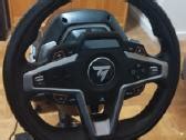 Nuotrauka, vaizduojanti Thrustmaster lenktynių vairą su pedalais