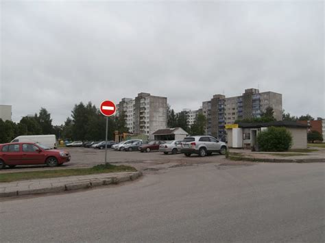 Teminė nuotrauka su automobilio vairu Airijoje kairiąja kelio puse