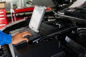 Schema, vaizduojanti modernaus autoserviso išplanavimą su keltuvais ir diagnostikos stendais