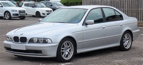 BMW 5 serija (E39, Facelift 2000) automobilio priekinė dalis su klasikine BMW grotelių dizainu
