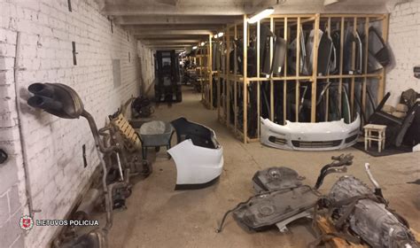 automobilių dalių sandėlis su įvairiomis detalėmis