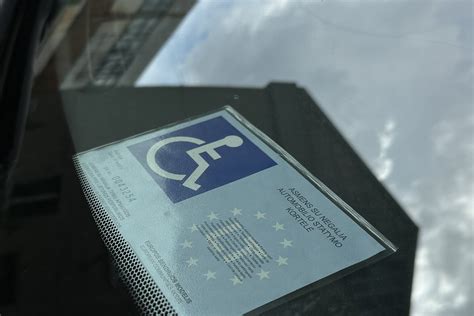 fotografija, vaizduojanti pavyzdinį informacinį lipduką bagažinėje su aiškiai pažymėtu spalvos kodu