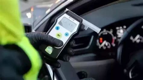 iliustracija, vaizduojanti pakaitinį automobilį ir kelio ženklus