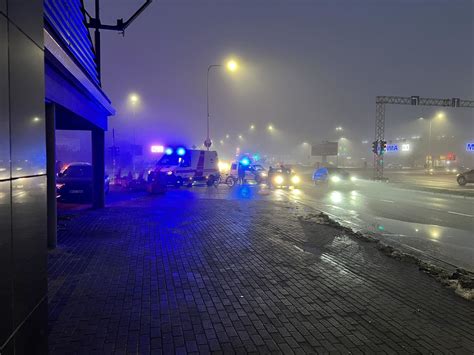 Teminė nuotrauka: automobilis rūke su įjungtais žibintais
