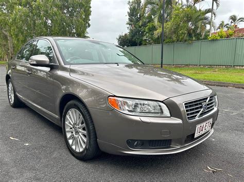 „Volvo S80“ važiuojantis keliu, vizualizuojantis stabilumą