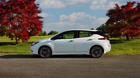 Nissan Leaf modelių evoliucijos palyginimas: pirmosios kartos dizainas ir naujausios 2026 m. versijos aerodinaminiai patobulinimai