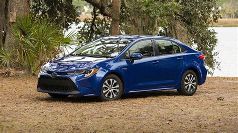 Toyota Corolla Hybrid nuotrauka, išryškinanti modernų dizainą