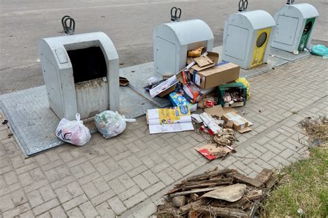 Nuotrauka, vaizduojanti motociklininką, atliekantį manevrus aikštelėje.