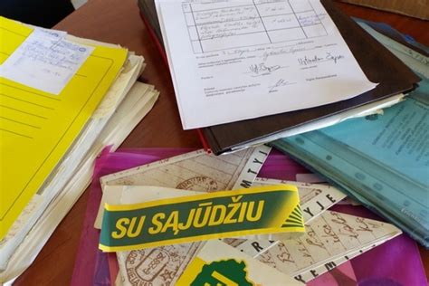 Tematinė iliustracija su pinigais ir teisiniais dokumentais
