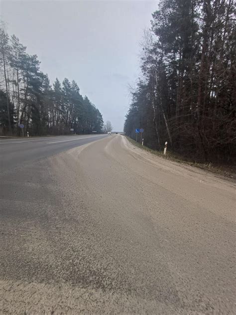 Teminė nuotrauka, vaizduojanti automobilio padangą ant kelio dangos