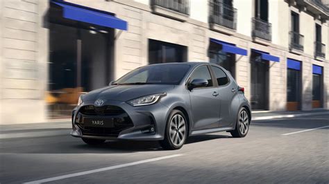 Toyota Yaris ir Corolla modelių apžvalga, pabrėžiant dizainą ir hibridines technologijas