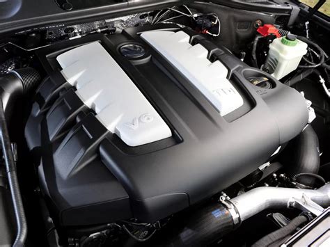 automobilis su dyzeliniu ir benzininiu varikliu