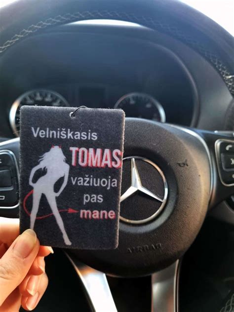 Vairuotojas sutvarko automobilio žibintus