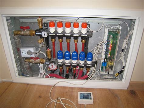 schema, rodanti termoelektrinės pavaros montavimą ant grindinio šildymo kolektoriaus