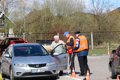 Jauni automobilininkai, demonstruojantys vairavimo įgūdžius varžybose