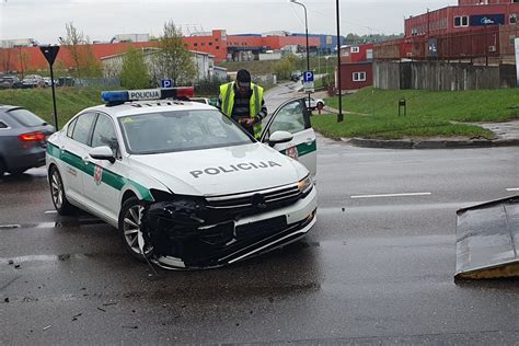 policijos automobilis ir pareigūnas