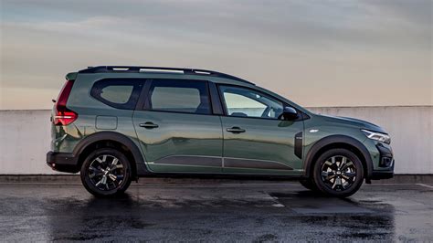 Dacia Jogger ir Seat Alhambra modelių palyginamoji nuotrauka