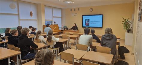 bendras vaizdas vairuotojų mokyklos klasės su mokytoju ir studentais