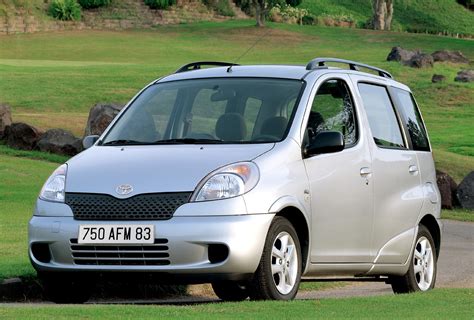 Toyota Yaris Verso automobilio išorė, vaizduojanti jo kompaktišką vienatūrio dizainą