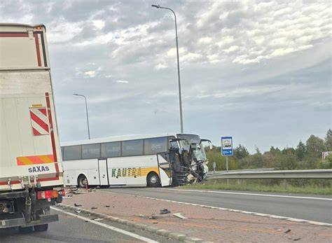 Autobusas avarijos vietoje: greita reakcija ir ugniagesių darbai