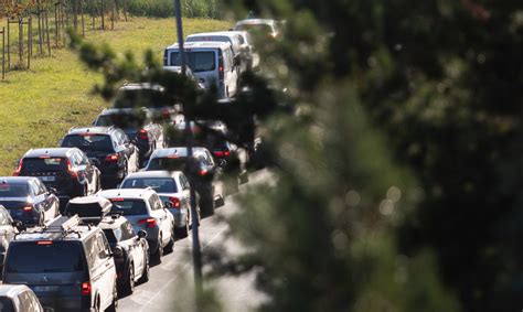 motoroleriu ir automobilių spūstis Balio gatvėse