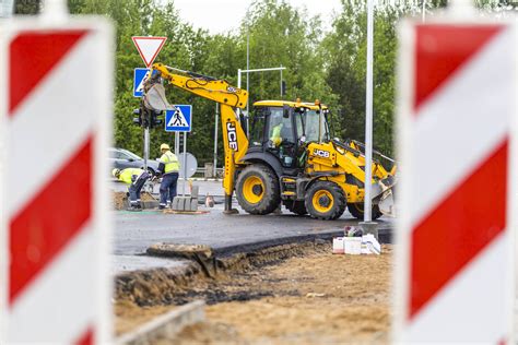 Kelio sankryžos su vykstančiais statybos darbais ir ženklais nuotrauka