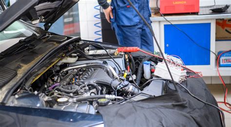 Teminė nuotrauka, vaizduojanti automobilį su nedideliu įlenkimu