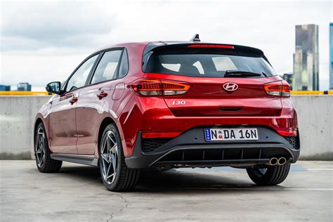 Hyundai i30 2025 metų modelis kelyje