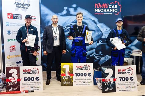 Automechanikas keičiantis automobilio sailenbloką