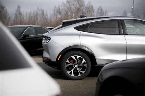 Tematinė nuotrauka: žmogus perka automobilį salone