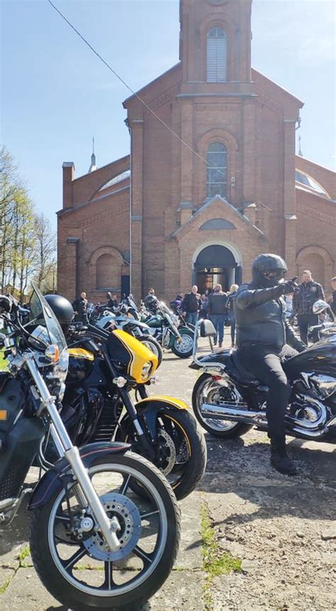 Baikerių motociklų kolona mieste