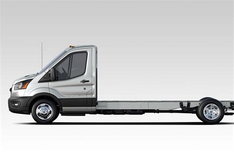 Ford Transit Chassis Cab su skirtingomis modifikacijomis (furgonas, savivartis).