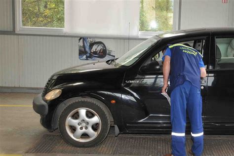 Automobilis techninės apžiūros stotyje, tikrinamas specialisto