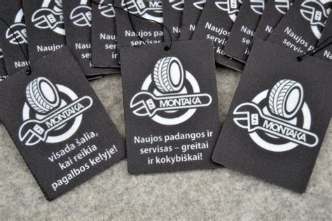 Policijos automobilio atnaujinto dizaino iliustracija su šūkiu ir logotipu