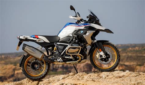 BMW F serijos motociklas bekelės trasoje