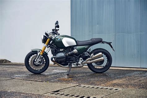 BMW R nineT kavinės stiliaus motociklas miesto aplinkoje