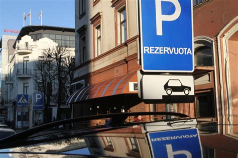 ilustracija, vaizduojanti automobilio parkavimo atbulomis su posūkiu į dešinę eigą gatvėje