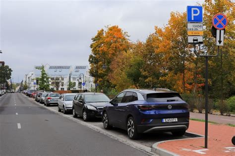 iliustracija, vaizduojanti automobilio statymą įstrižai