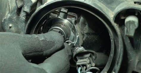 Vaizdinė instrukcija, kaip atjungti ir prijungti priekinio žibinto jungtį Volvo S60