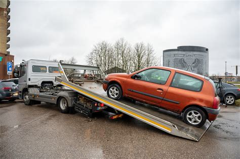 scheminis brėžinys, iliustruojantis saugų atstumą tarp transporto priemonių žiemą