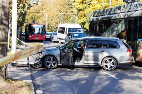 Teminė nuotrauka: avarija mieste su lengvuoju automobiliu ir autobusu