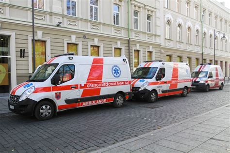 Teminė nuotrauka: avarijos vieta naktį, policijos ir greitosios pagalbos automobiliai
