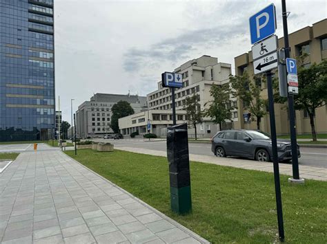Teminė nuotrauka, iliustruojanti tinkamą transporto priemonės stovėjimą kelkraštyje ar stovėjimo aikštelėje