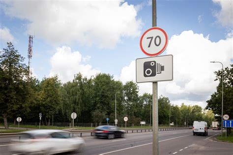 Lentelė, apibendrinanti baudas už greičio viršijimą pagal km/h ir vairuotojo stažą